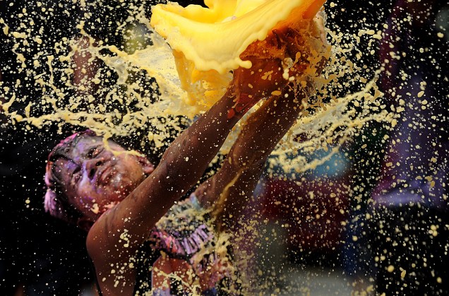 O festival Holi marca a chegada da primavera e é uma celebração do triunfo do bem sobre o mal. Durante a festa os foliões jogam tinta colorida, pó e água uns sobre os outros - 12/03/2017