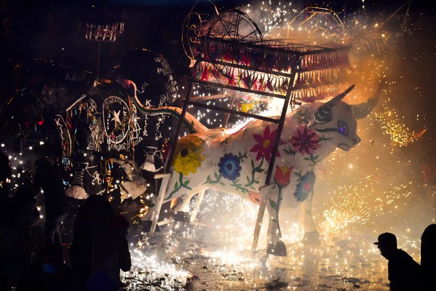 "Torito", boneco tradicional das festas de San Juan de Diós, explode em fogos de artifício no dia do festival na Cidade do México