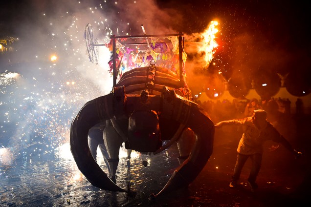 "Torito", boneco tradicional das festas de San Juan de Diós, explode em fogos de artifício no dia do festival na Cidade do México
