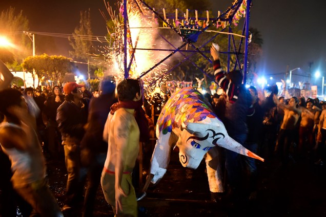Pessoas festejam o tradicional dia de San Juan de Diós, com fogos de artifício e bonecos e formato de touros, na Cidade do México