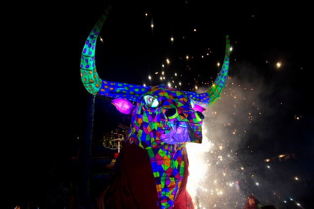 Boneco feito com papel e madeira, em formato de touro, é equipado com fogos de artifício para a comemoração do tradicional festival de San Juan de Diós, na Cidade do México