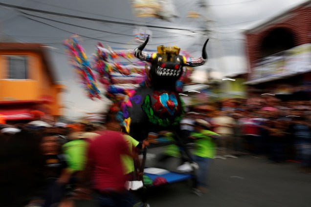 Homem manuseia o "Torito", boneco em formato de touro utilizado para armazenar os fogos do festival do dia de San Juan de Diós, na Cidade do México