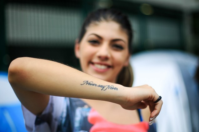 Laura Claro tatuou no punho a frase 'Never say never', lema de Justin Bieber na fase bom-moço - 29/03/2017