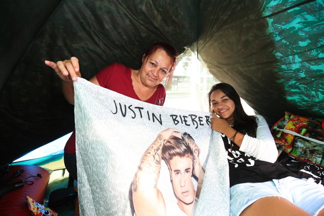 De Rio Claro para São Paulo, Nelci Rinaldi, 52, e sua filha Daniele, 23, vendem bandeiras confeccionadas por elas enquanto esperam na fila para o show de Justin Bieber <span>- 29/03/2017</span>