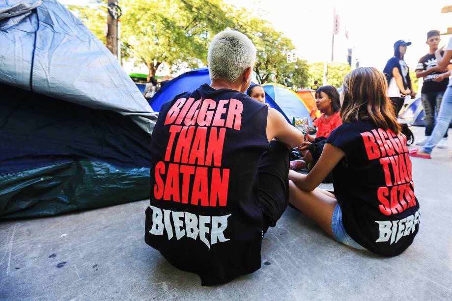 O casal de adolescentes veio de Foz do Iguaçu para assistir Justin Bieber no fim de semana - 29/03/2017