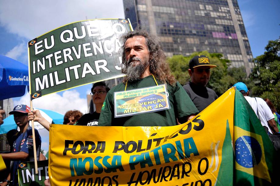 Na Avenida Paulista, manifestação organizada pelos movimentos sociais MBL (Movimento Brasil Livre) e "Vem Pra Rua", que também aconteceu em outras cidades do Brasil