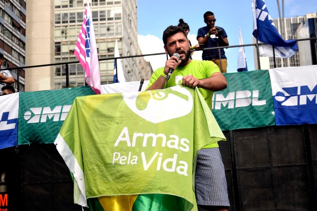 Na Avenida Paulista, manifestação organizada pelos movimentos sociais MBL (Movimento Brasil Livre) e "Vem Pra Rua", que também aconteceu em outras cidades do Brasil. Alguns protestavam à favor da legalização das armas