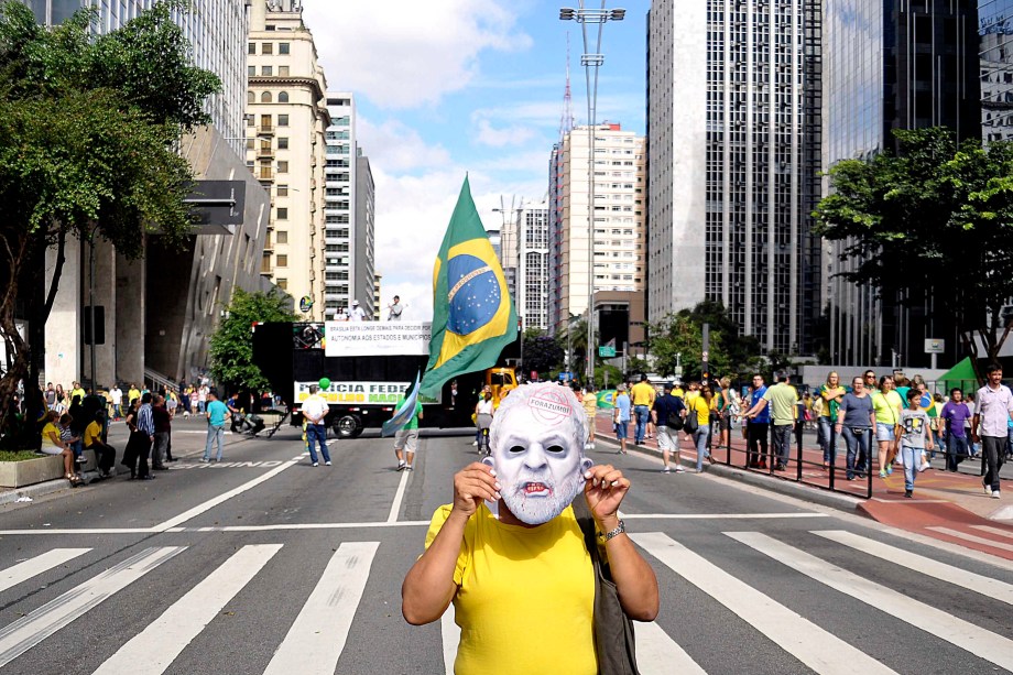 Na Avenida Paulista, manifestação organizada pelos movimentos sociais MBL (Movimento Brasil Livre) e "Vem Pra Rua", que também aconteceu em outras cidades do Brasil