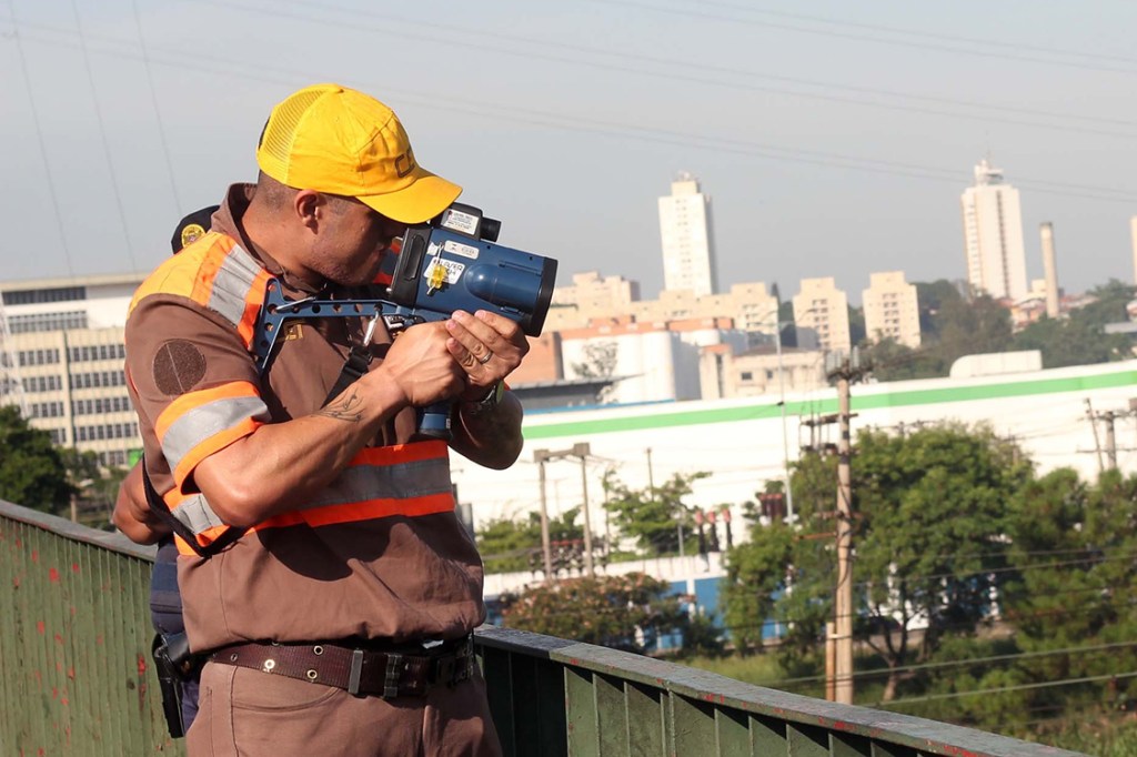 Agente da CET fiscaliza motos com radar-pistola na Marginal Pinheiros em São Paulo