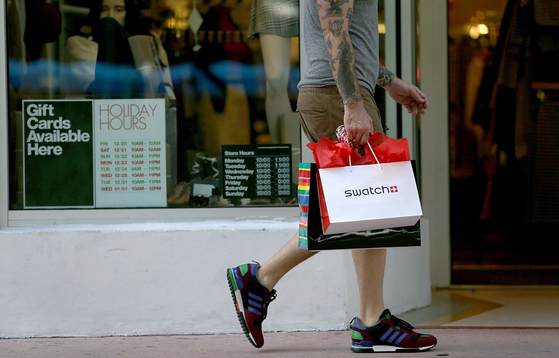 Pessoa fazendo compras em um shopping na cidade de Miami, na Flórida