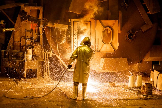 Trabalhador de siderurgica em Salzgitter, Alemanha, uma das cidades que mais produz aço na Europa - 07/03/2017