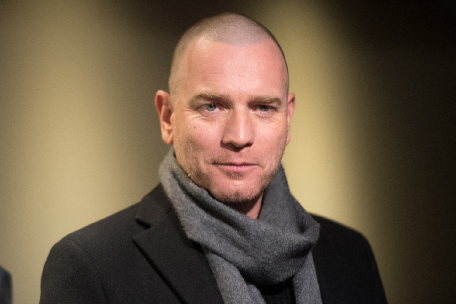 Ewan McGregor faz evento de ‘Trainspotting 2’ e ninguém