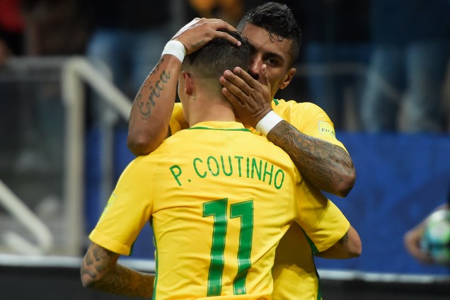 Paulinho abraça Phillipe Coutinho