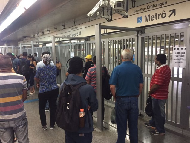 Usuários de transporte público aguardam em frente à entrada da estação Corinthians-Itaquera, na zona leste de São Paulo