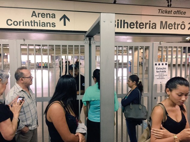Usuários do transporte público aguardam na entrada da estação Corinthians-Itaquera, na zona leste de São Paul
