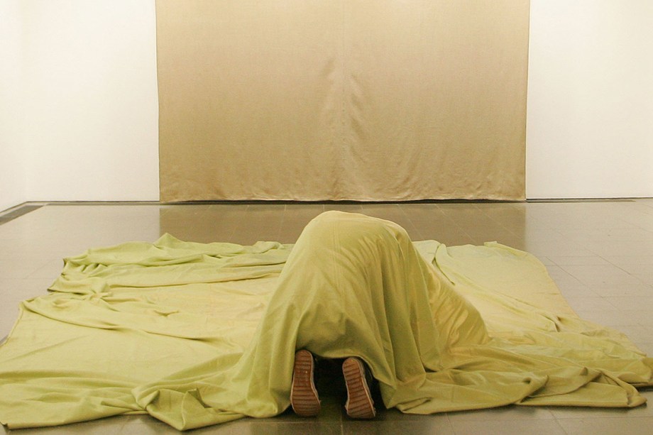 Obra do artista alemão Gustav Metzger, durante exposição em Londres, em 2009