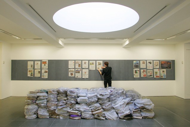 Obra do artista alemão Gustav Metzger, durante exposição em Londres, em 2009