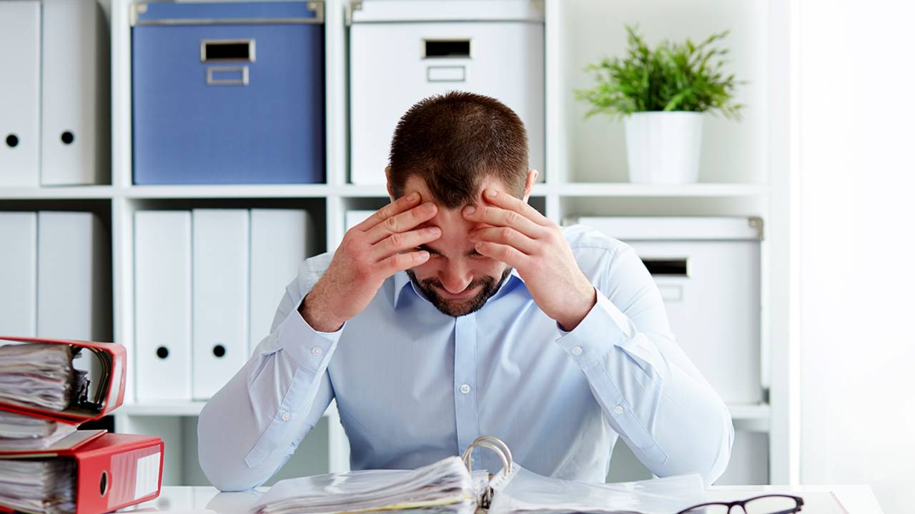 Homem estressado no trabalho