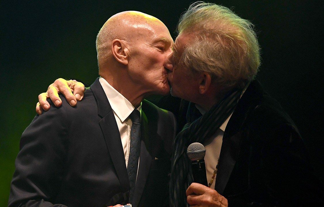 Patrick Stewart e Ian McKellen se beijam durante apresentação do Empire Awards em Londres, Inglaterra