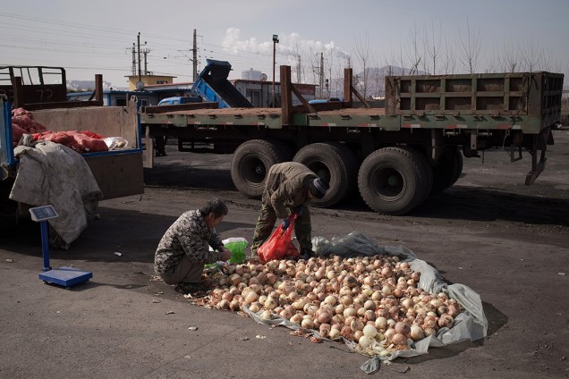 Homens vendem cebola próximo a um mercado local em Tangshan, na China