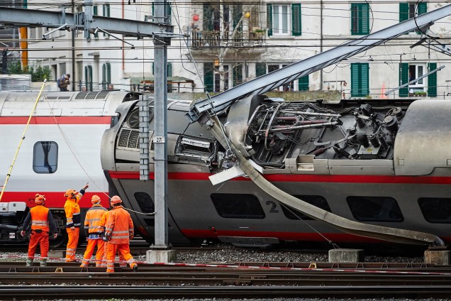 Policiais e trabalhadores inspecionam o local de um acidente de trem na estação ferroviária de Lucerna, na Suíça - 22/03/2017