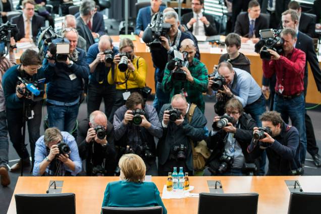 A chanceler alemã, Angela Merkel, é fotografada antes de enfrentar um interrogatório no Parlamento sobre o envolvimento do governo no escândalo sobre a emissão de poluentes em veículos da Volkswagen - 08/03/2017 A chanceler alemã, Angela Merkel, é fotografada antes de enfrentar um interrogatório no Parlamento sobre o envolvimento do governo no escândalo sobre a emissão de poluentes em veículos da Volkswagen - 08/03/2017