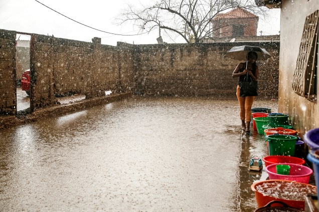 Mulher enfrenta chuva em Luanda, Angola. A cidade sofre com enchentes que já mataram 17 pessoas e deixaram milhares desabrigadas - 23/03/2017