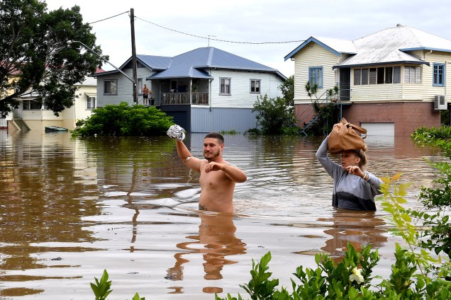 Residentes de Lismore, na Austrália, enfrentam enchente após fortes chuvas associadas ao ciclone Debbie - 31/03/2017