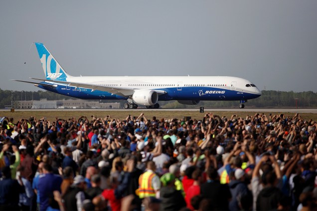 Funcionários e convidados observam à primeira decolagem do novo Boeing 787-10 Dreamliner no Aeroporto Internacional de Charleston em North Charleston, na Carolina do Sul (EUA) - 31/03/2017
