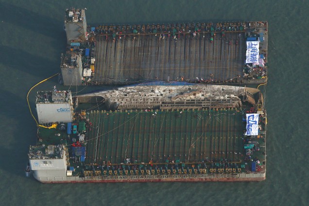 A balsa Sewol, é emergida quase três anos depois de seu naufrágio com a perda de mais de 300 vidas, em Jindo, na Coreia do Sul