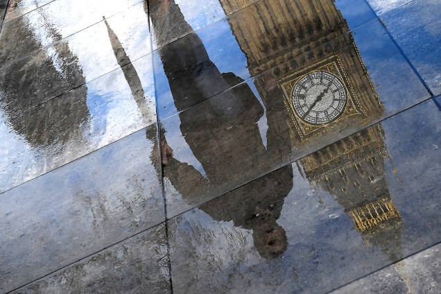 Big Ben é fotografado através do reflexo em uma poça de água em Londres, Inglaterra - 20/03/2017