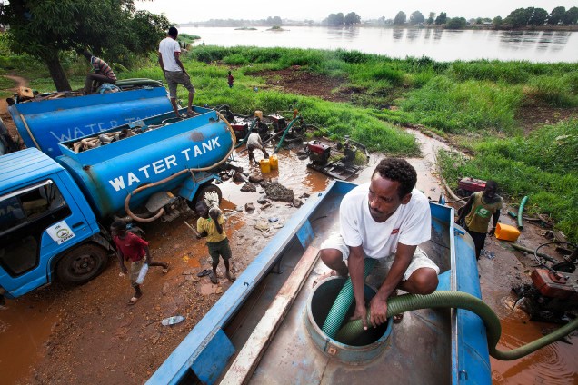 Motoristas de caminhão coletam água diretamente do rio Nilo para distribuir aos moradores em Juba, no Sudão do Sul - 21/03/2017