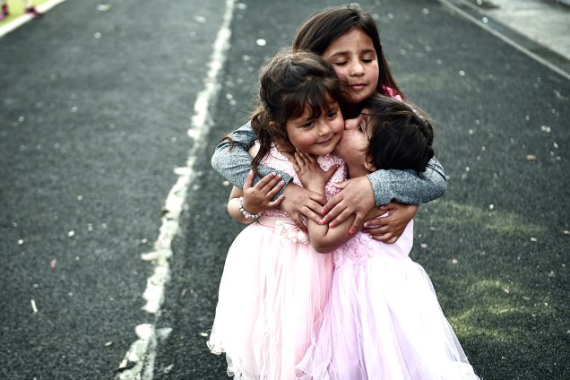 Meninas afegãs comemoram o Ano-Novo em campo de refugiados na cidade de Atena, na Grécia