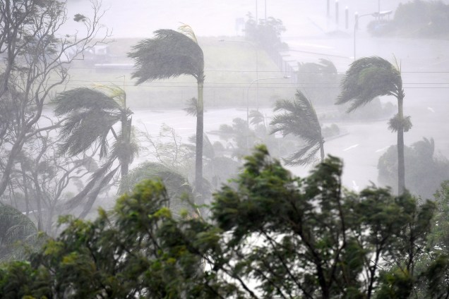 Ventos fortes e chuva provocados pela passagem ciclone Debbie, são registrados em Airlie Beach, localizada ao sul da cidade australiana de Townsville - 28/03/2017