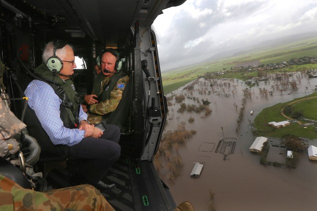 O primeiro-ministro australiano Malcolm Turnbull observa as áreas danificadas e inundadas após passagem do ciclone Debbie na cidade de Bowen, na Austrália - 30/03/2017