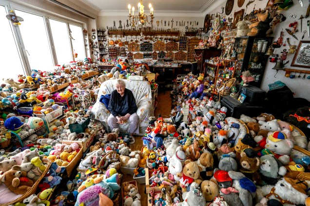 Catherine Bloemen, uma senhora de 86 anos, senta entre seus mais 20.000 brinquedos que coleciona há 65 anos em sua casa em Bruxelas, Bélgica - 21/03/2017