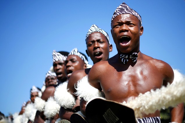 Competidores cantam na competição anual de dança tradicional Zulu, Ingoma, em Durban, África do Sul - 21/03/2017