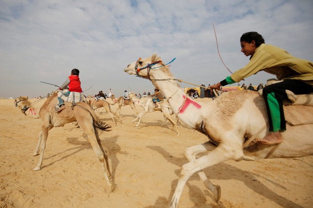 Jóqueis competem durante a abertura do Festival Internacional de Corrida de Camelos no deserto Sarabium em Ismailia, no Egito - 21/03/2017