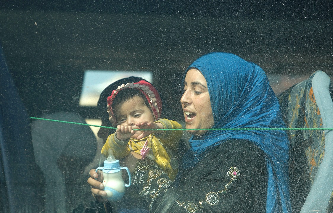 Mulher e filha fogem de Mosul durante embate entre exército iraquiano e Estado Islâmico, no Iraque