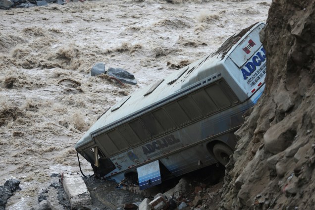 Ônibus é visto após deslizamento de terra provocado por uma enchente em Chosica, no Peru - 16/03/2017