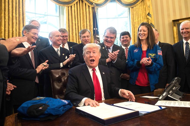 O presidente dos Estados Unidos, Donald Trump, assina documento que aumenta a verba da NASA, no Salão Oval da Casa Branca - 21/03/2017