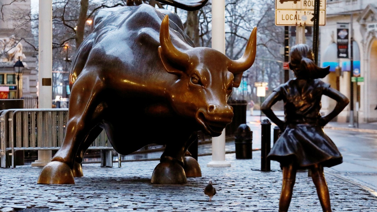 Menina destemida é colocada em frente ao touro de Wall Street