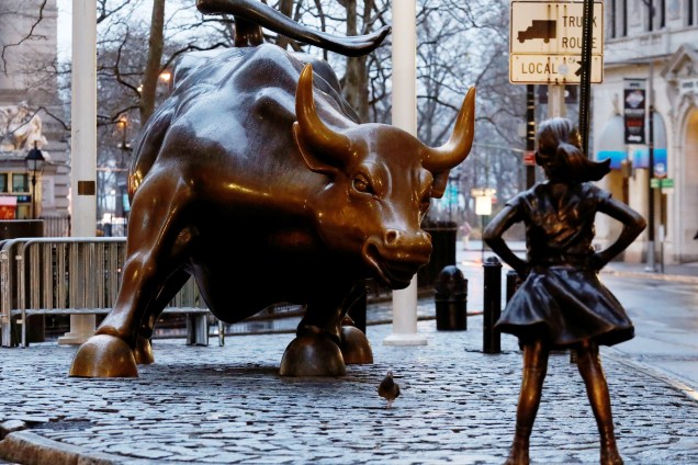 Estátua de uma 'menina destemida' é colocada em frente ao famoso touro de Wall Street, como parte de uma campanha para chamar a atenção sobre a desigualdade de gênero e aumentar o número de mulheres nos cargos de direção das empresas dos Estados Unidos - 08/03/2017