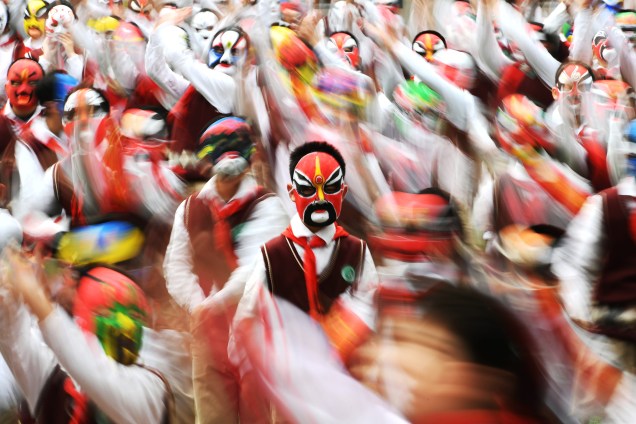 Estudantes usam máscaras tradicionais durante uma sessão de exercícios em Wuhan, província de Hubei, na China - 28/03/2017