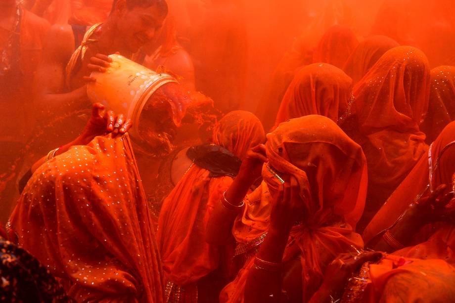 Indianos no templo Dauji, próximo a cidade de Nova Deli, participam do "Huranga", jogo feito após o festival Holi onde os homens jogam água colorida nas mulheres e, estas por sua vez, rasgam as roupas deles - 14/03/2017