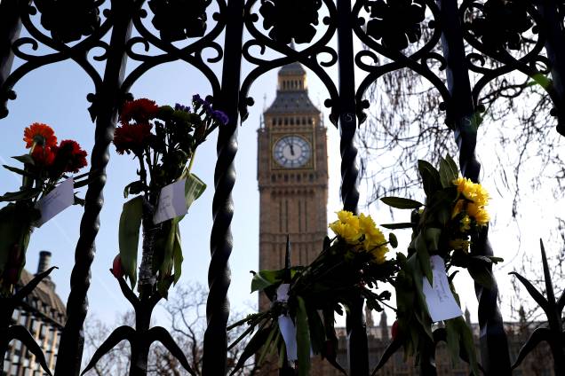 Flores são amarradas nas grades do Parlamento em Londres, Inglaterra, em homenagem às vítimas do atentado na ponte Westminster -27/03/2017 Flores são amarradas nas grades do Parlamento em Londres, Inglaterra, em homenagem às vítimas do atentado na ponte Westminster -27/03/2017