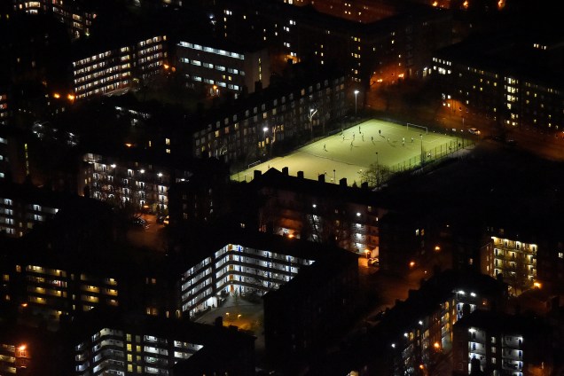 Pessoas jogam futebol à noite no centro de Londres, na Inglaterra - 29/03/2017