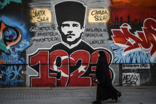 Mulher passa em frente a um grafite com o retrato do fundador da Turquia moderna Mustafa Kemal Ataturk, em Istambul - 28/03/2017