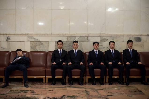 Guardas de segurança fazem uma pausa durante a segunda sessão plenária do Congresso Nacional do Povo, a legislatura da China, no Grande Salão do Povo em Pequim - 08/03/2017 Guardas de segurança fazem uma pausa durante a segunda sessão plenária do Congresso Nacional do Povo, a legislatura da China, no Grande Salão do Povo em Pequim - 08/03/2017