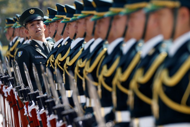 Membros da guarda de honra da Força de Autodefesa do Japão preparam-se para uma cerimônia de recepção ao ministro de Defesa russo, Sergei Shoigu, em Tóquio - 20/03/2017
